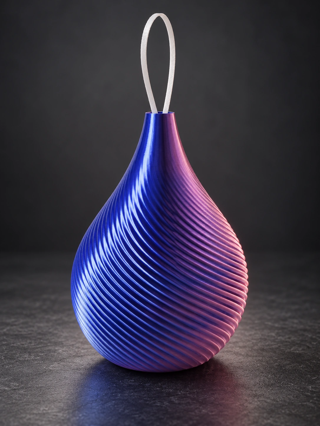 Glob de Crăciun în spirală, albastru-violet, pe fundal de studio