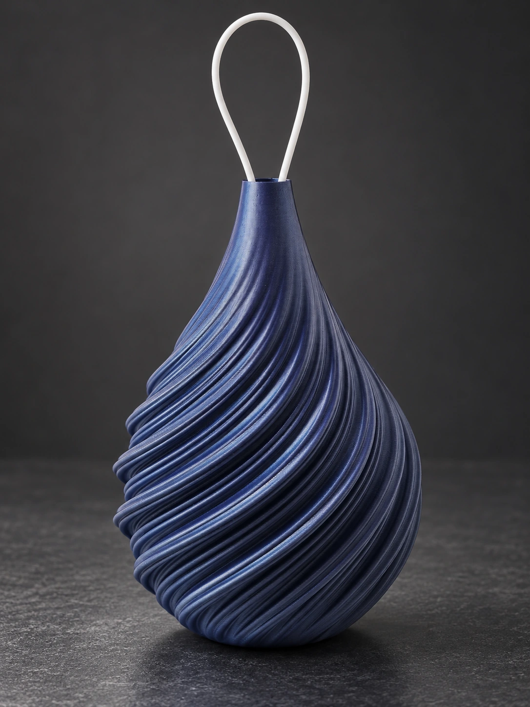 Glob de Crăciun bleumarin, în spirală, pe fundal de studio