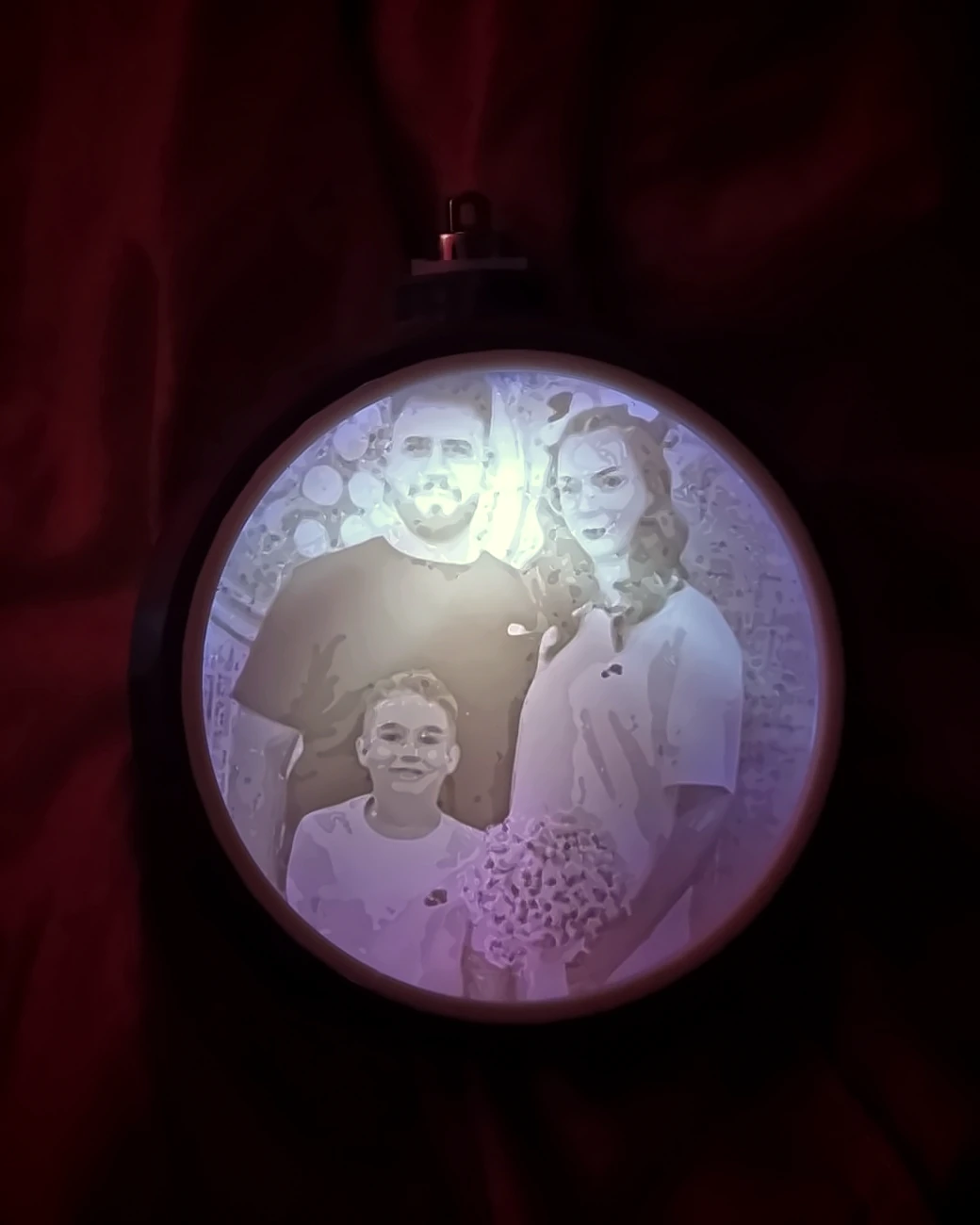 Glob personalizat aprins, cu litofania unei fotografii de familie, pe catifea roșie