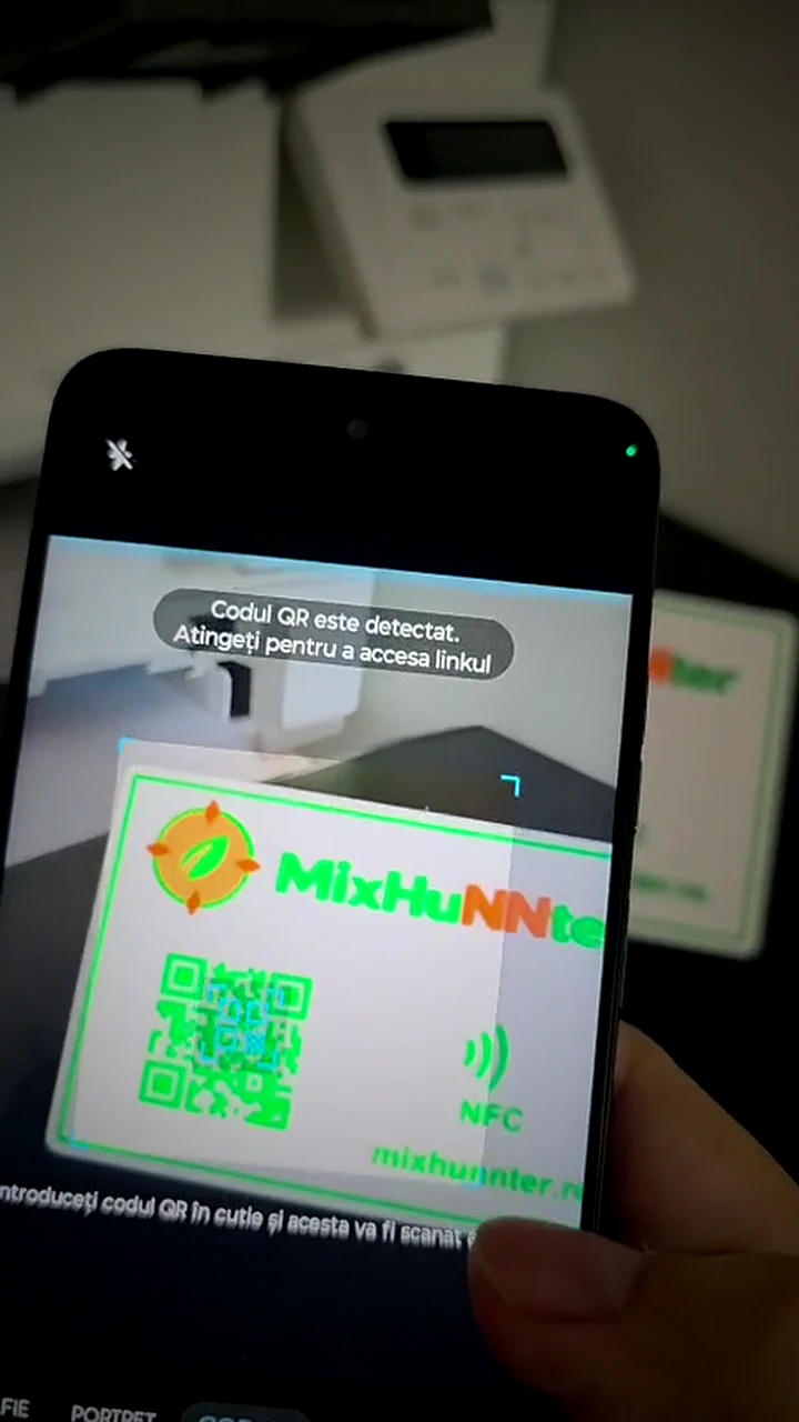 Codul QR al plăcuței scanat cu camera telefonului deschide site-ul